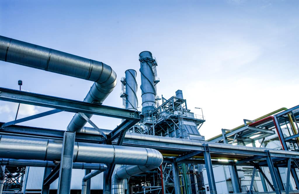 Installation industrielle avec tuyauterie et structures métalliques dans une usine de traitement ou de production d'énergie